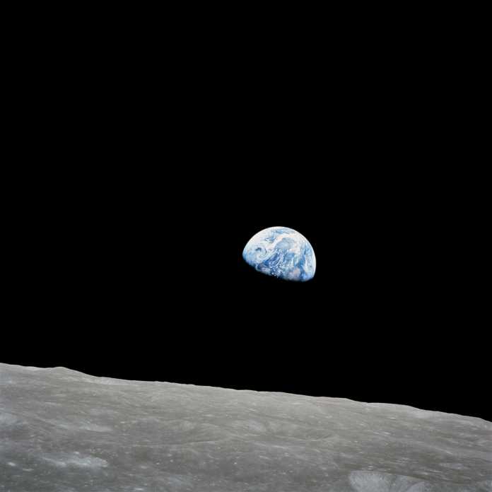 Das war noch vor der Mondlandung, aber lange nach der V2: Erdaufgang über dem Mond, aufgenommen von William Anders an Bord von Apollo 8.