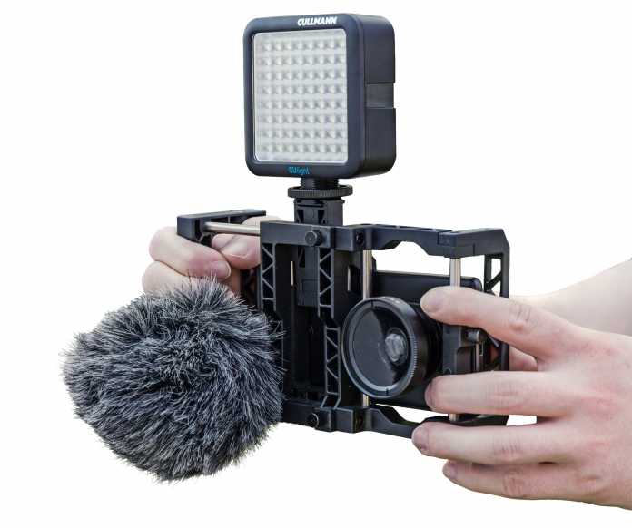 Ein um Mikrofon, Leuchte und Linse aufgewertetes Smartphone im Rig filmt gut, ist aber alles andere als praktisch und unauffällig.