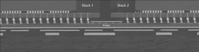 Im Schnittbild erkennt man die beiden Foveros-Stapel Stack 1 und 2, die durch eine Halbleiterbrücke im Trägermaterial verbunden sind.