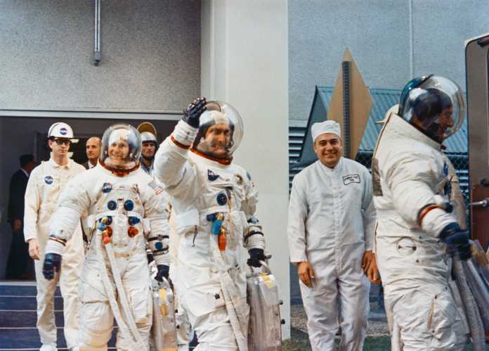 Die Crew von Apollo 12 auf dem Weg zum Start (in den Raumanzügen: rechts Charles Conrad, gefolgt von Richard Gordon und Alan Bean)