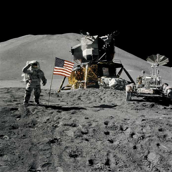 James Irwin, neben Mondlandefähre und Rover stehend, salutiert der amerikanischen Flagge.