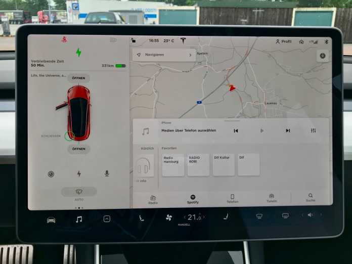 Das große, mittig untergebrachte Display bietet viel Platz für Informationen, den Tesla zu nutzen weiß. Die Bedienbarkeit leidet jedoch unter dem weitestgehenden Verzicht auf Tasten.