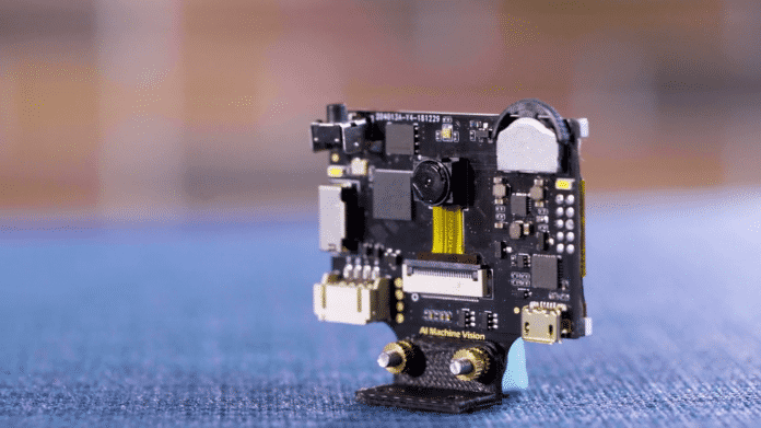 Ein kleines Schwarzes Board auf einem 3D-gedruckten Adapter.