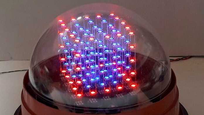 Ein Würfel aus vielen LEDs unter einer Glaskuppel