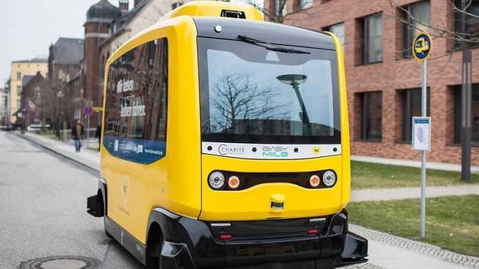 In Berlin mischt sich ein autonomer E-Bus unter den Straßenverkehr