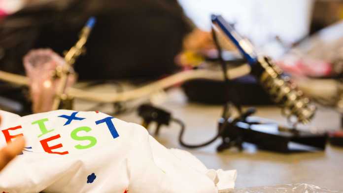 Tasche mit Aufschrift &quot;Fixfest&quot; auf einem Tisch, im Hintergrund ein Lötkolben.