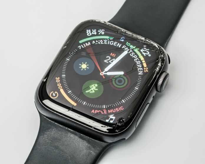 Apple Watch Series 4 mit gesprungenem Display