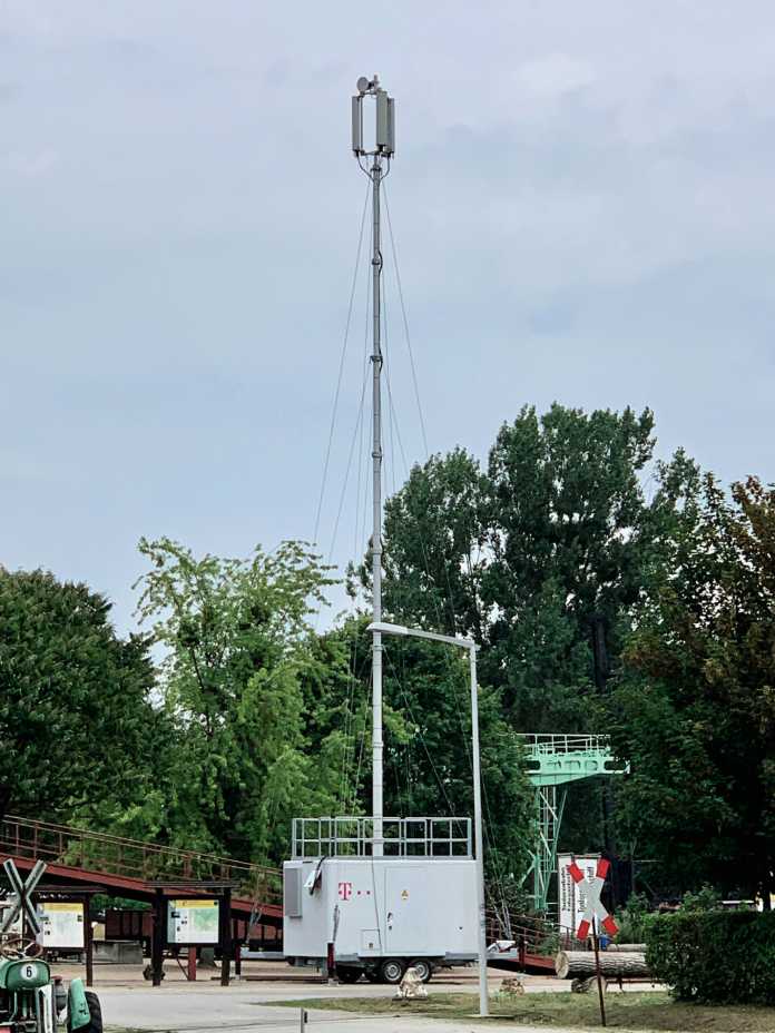 LTE auf Rädern: Die Telekom bietet auf dem CCCamp Internet- und Telefonie über eine fahrbare Mobilfunkbasisstation.