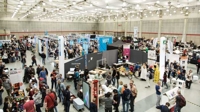 Blick in eine Halle mit vielen Menschen und Ständen während der Maker Faire Hannover 2019.