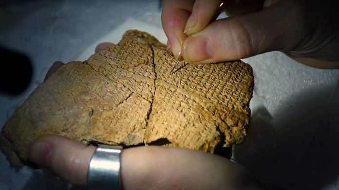 Puzzeln wie Profis: Mit KI antike Texte entschlüsseln