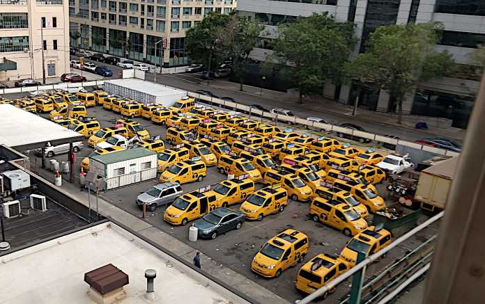 Viele gelbe New Yorker Taxis auf dem Dach eines Parkhauses