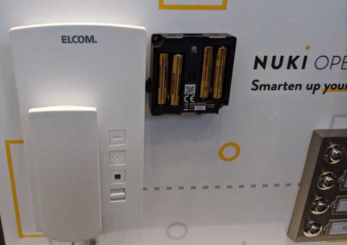 Der Nuki Opener wird wahlweise per USB-Kabel oder mittels Batterien mit Strom versorgt.