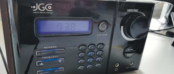 Älteres Radio mit Auswahl zwischen AM und FM.