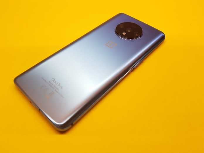 Die Rückseite des 7T kommt in mattiertem Blau oder Silber.