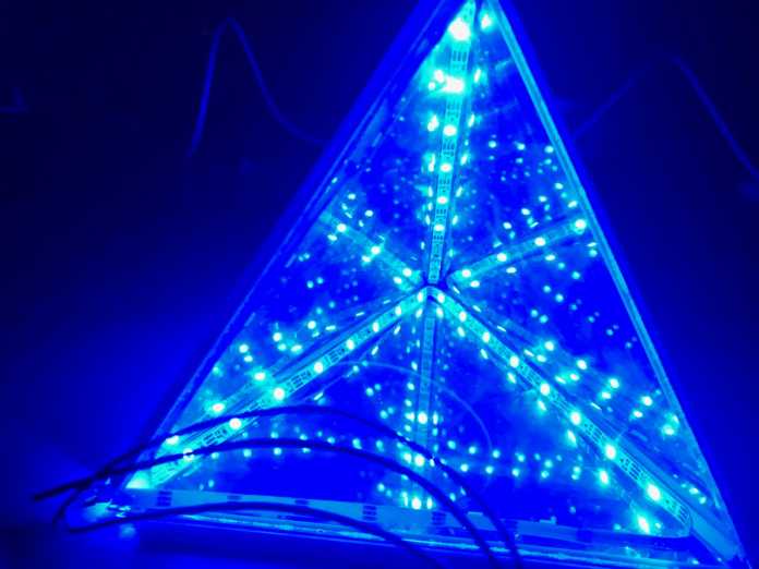 Blick in eine Pyramide: Durch transparente Seiten sieht man auf unendliche LED-Spiegelungen.
