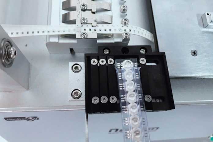 Streifenhalter bei einem chinesischen Bestückungsautomaten von NeoDen mit Bandtransport per Stift.