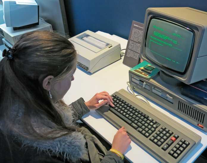 Ab 1988 startet die DDR erste Versuche, Computer auch in Schulen einzusetzen.