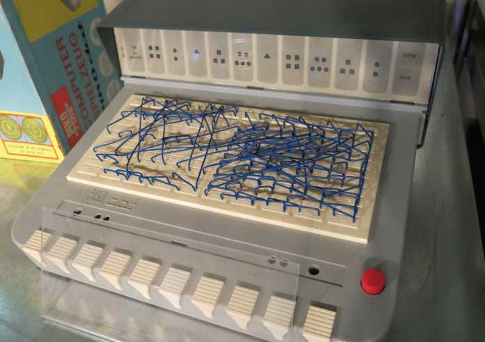 Der Lernspielcomputer PIKO dat aus 1968 ähnelt dem Logikus von Kosmos.