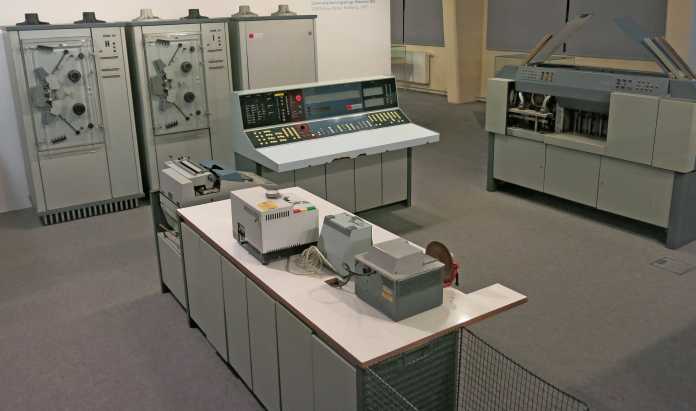 Die Robotron 300 war die erste Rechenanlage der DDR. Sie war Namensgeber für das spätere Kombinat.