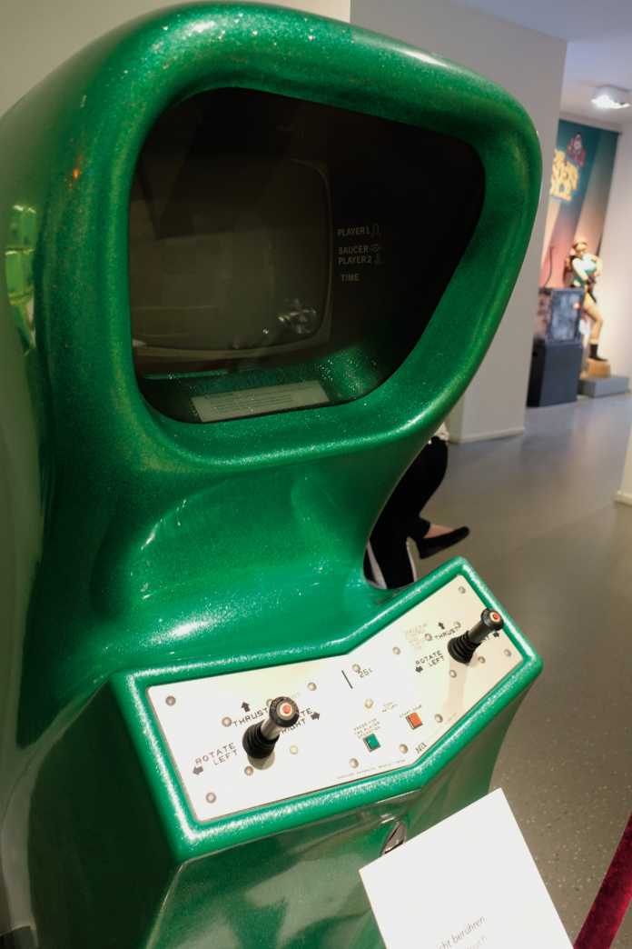 Grün und spacig kommt der „Computer Space“-Arcade-Automat im Computerspielemuseum daher.