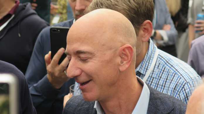Jeff Bezos mit geschlossenen Augen