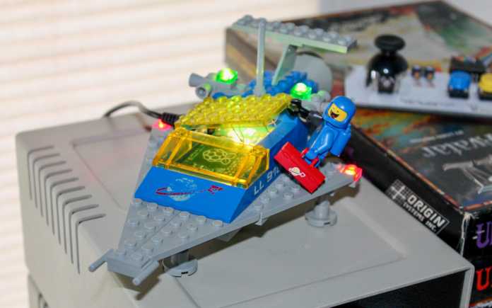 Lego-Raumschiff mit Pilot auf einer alten Konsole.