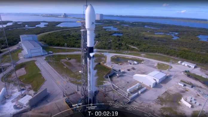 Starlink: SpaceX bringt 60 Internet-Satelliten ins All