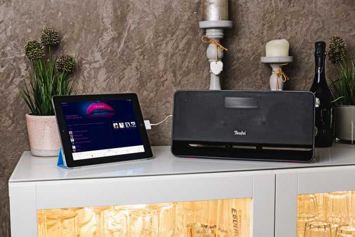 Mit einem alten iPad wird das Lautsprecher-Set zum eigenständigen, schicken Audioplayer.