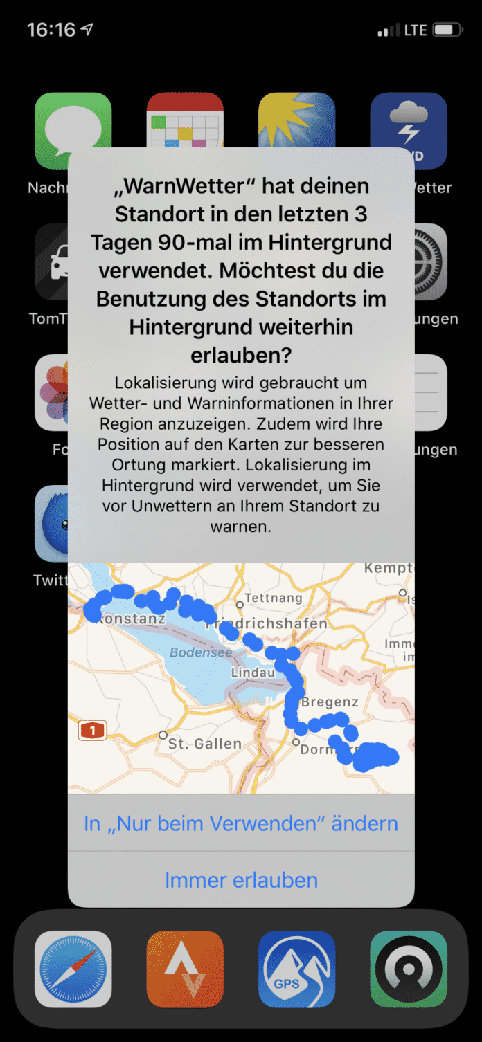 Mit auffälligen Hinweisen erinnert iOS 13 daran, wenn Apps im Hintergrund ständig den Aufenthaltsort abfragen dürfen.