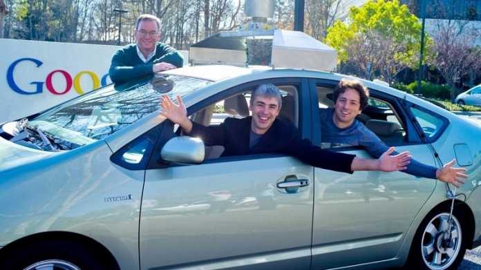 Sergey Brin und Larry Page winken aus einem Toyota