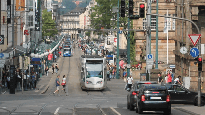 Forscher vernetzen Bus, Bahn und Ampel – Test in Kassel erfolgreich