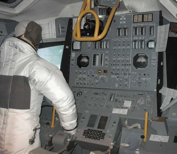 Die Astronauten in der Landefähre mussten beim Starten stehen. Neben dem rechten Arm des Kommandanten sieht man den Lunar Guidance Computer LGC.