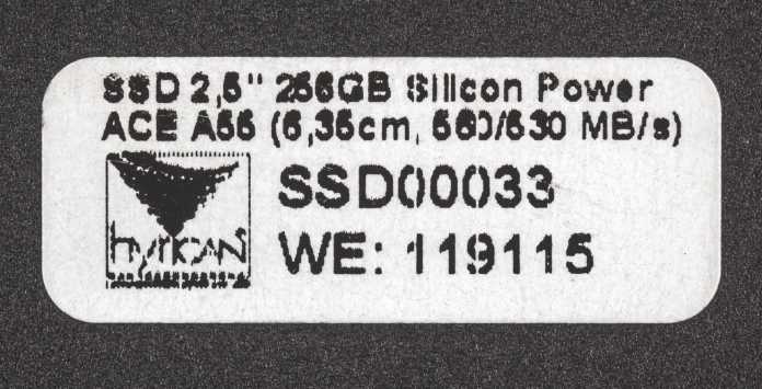 Auf der Rückseite der SSD entdeckten wir einen Aufkleber des PC-Herstellers Hyrican. Er gab erste Hinweise auf den Weg des Datenspeichers zu eBay.