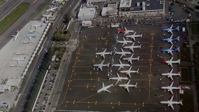 Luftaufnahme geparkter Flugzeuge
