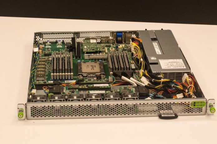 Ein zusammengebauter Cloudflare-Node mit AMDs Epyc 7762 im Gehäuseformat 1U.