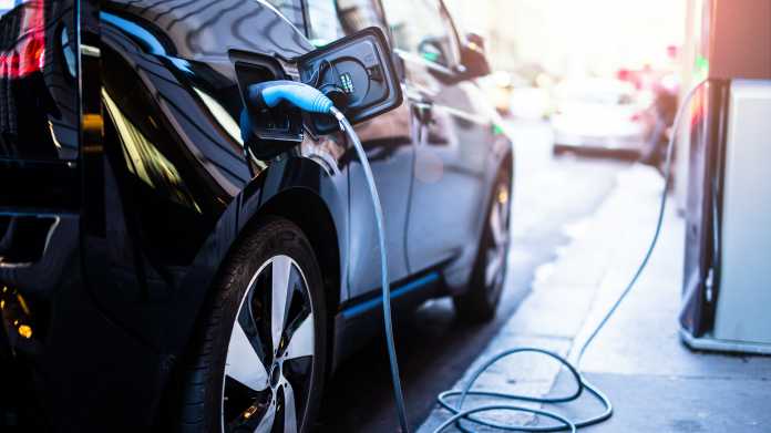 VdTÜV-Umfrage: Hohe Preise und geringe Reichweite halten vom E-Auto-Kauf ab