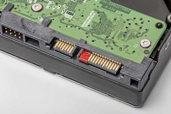 Wenn die Festplatte im NAS nicht anläuft, dann hilft eventuell etwas Klebeband auf Pin 3 des SATA-Stromanschlusses. Das verhindert den Tiefschlaf der Platte, lässt aber alle anderen Stromsparfunktionen aktiv.