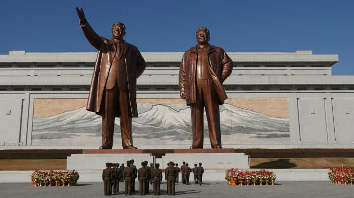 Überlebensgroße Statuen nordkoreanischer Diktatoren