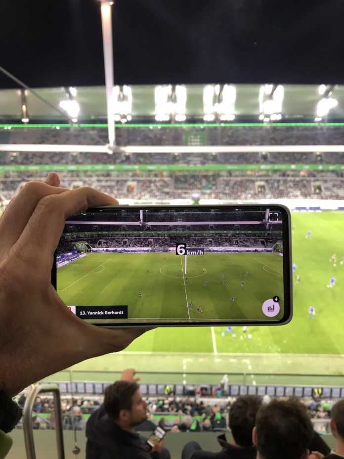 Mit 5G-Datenübertragung in den Stadien und niedrigen Latenzen in den Video-­Codecs – damit sollen Fans im Stadion Zusatzinformationen live als Augmented Reality auf dem Smartphone abrufen können.