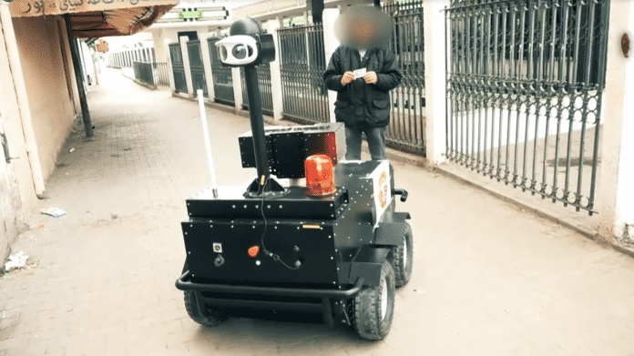 Robo-Streife im Einsatz: Polizeiroboter kontrolliert Ausgangssperre in Tunesien