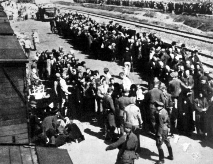 Selektion an der Bahn-Rampe in Auschwitz-Birkenau (1944).