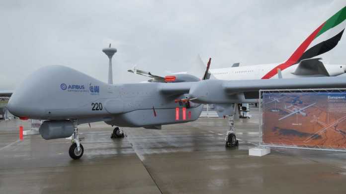 Bewaffnung von Drohnen: Mehr Schutz für Soldaten vs. Völkerrecht