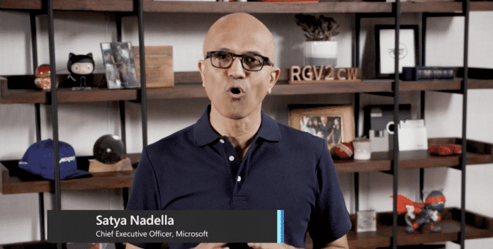 Microsoft-CEO Satya Nadella hält die Eröffnungs-Keynote der Konferenz mit Wohnzimmer-Optik im Hintergrund.