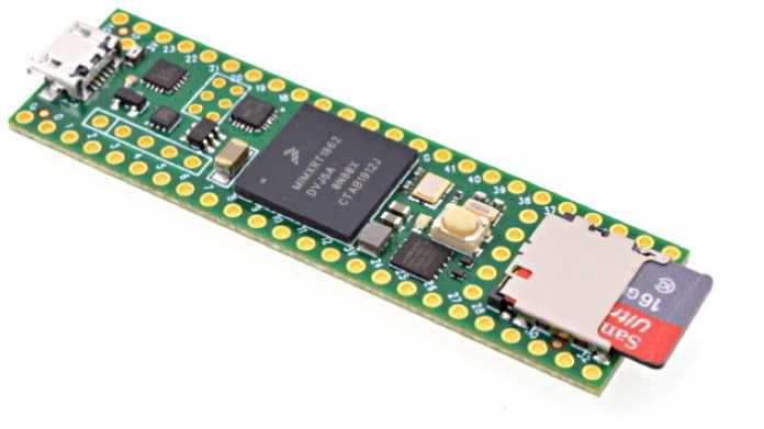 Der Teensy 4.1: Ein schmales grünes Board mit SD-Karte.