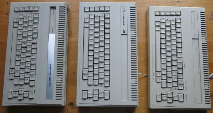 Das Gehäuse kommt gleich bei vier Geräten von zwei Herstellern zum Einsatz: beim Bildungscomputer A 5105 in Robotron, bei dessen Endkunden-Modell Alba PC (nicht zu sehen), bei der Komfort-Tastatur für den KC 85/4 und beim KC compact.