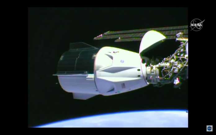 Die &quot;Crew Dragon&quot;-Kapsel ist mit der ISS verbunden
