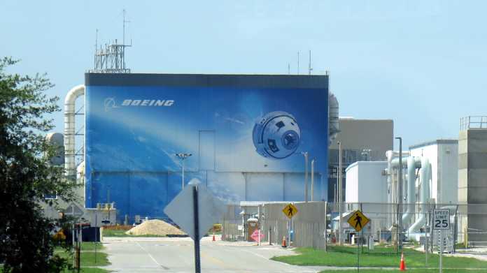 Feuermauer mit Boeing-Sujet