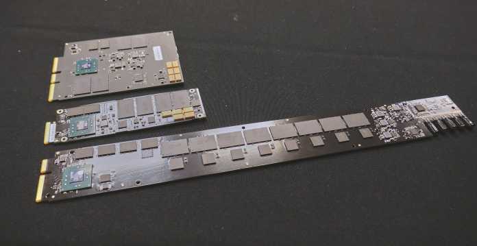 Die SSD-Formfaktoren E3.S (oben, ohne Gehäuse), E1.S (mittig) und E1.L (unten) untereinander. Kioxias PCB entspricht der obersten Variante.