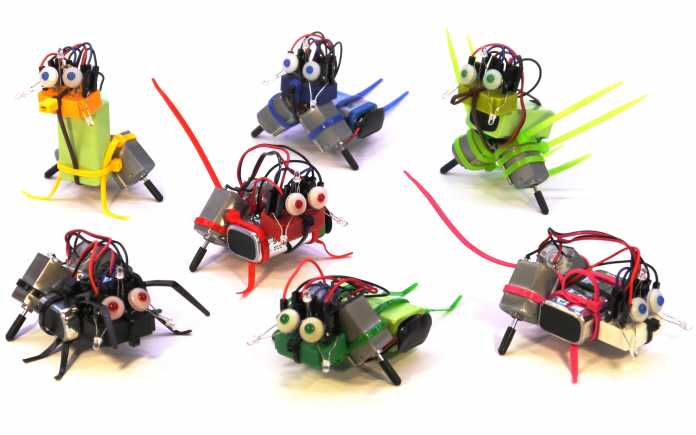 Sieben Roboter aus Elektronikteilen und Kabelbinder.