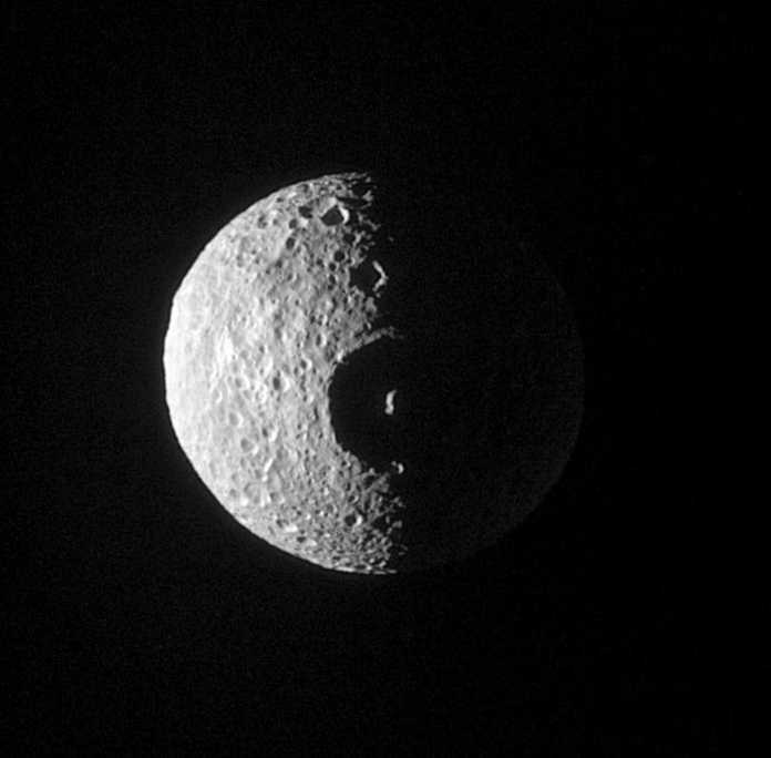 &quot;Das ist kein Mond...&quot; Ähm, doch! Mimas, aufgenommen durch die Raumsonde Cassini.